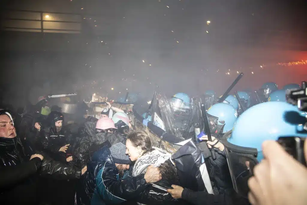 FOTO/VIDEO Violențe la Milano, gazdă a Jocurilor Olimpice de Iarnă. Protestatarii au aruncat cu sticle și materiale pirotehnice spre forțele de ordine