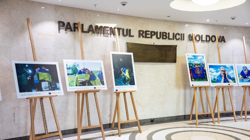Parlamentul găzduiește o expoziție fotografică dedicată refugiaților din Ucraina