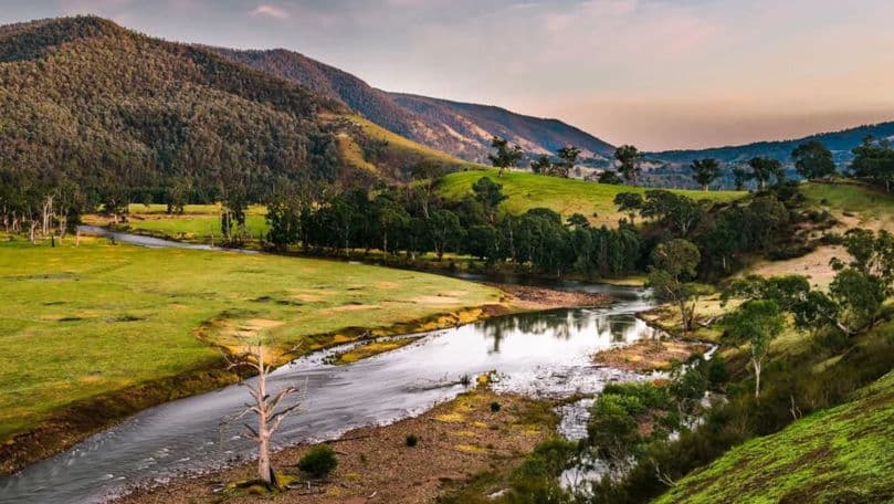 Un mic oraș este scos la vânzare, dar localnicii nu vor să plece. Cât costă