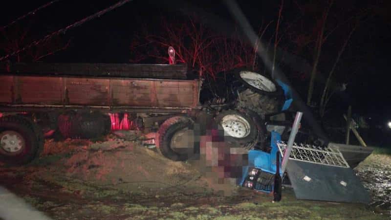 Accident fatal la Ștefan-Vodă: Un bărbat a murit în drum spre spital, după ce s-a izbit cu tractorul de un gard, apoi s-a răsturnat