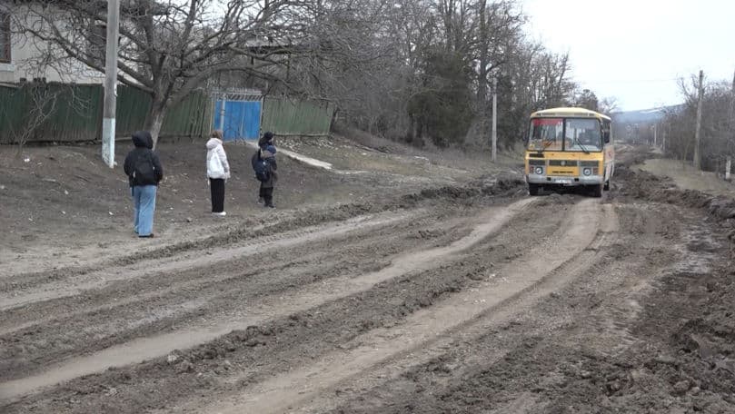 Satul Acui, izolat de noroaie: Autobuzul școlar s-a împotmolit pe drumul principal