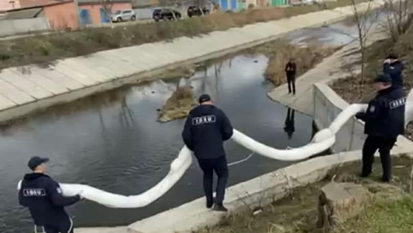 Substanțe petroliere, detectate pe râul Bâc: S-au instalat baraje absorbante