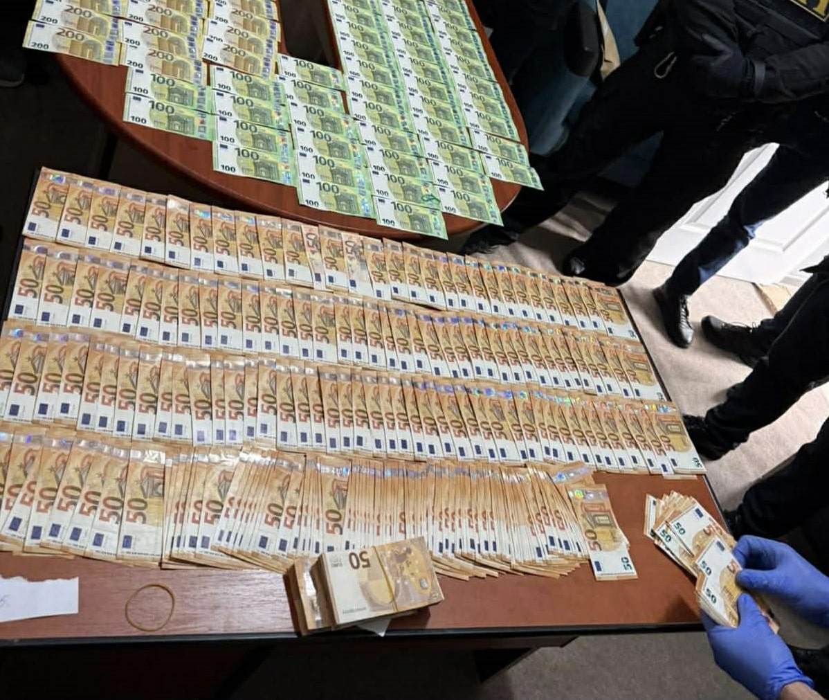 Au primit 40 de mii de euro pentru a „aranja” o decizie în instanță. Patru persoane, reținute în flagrant