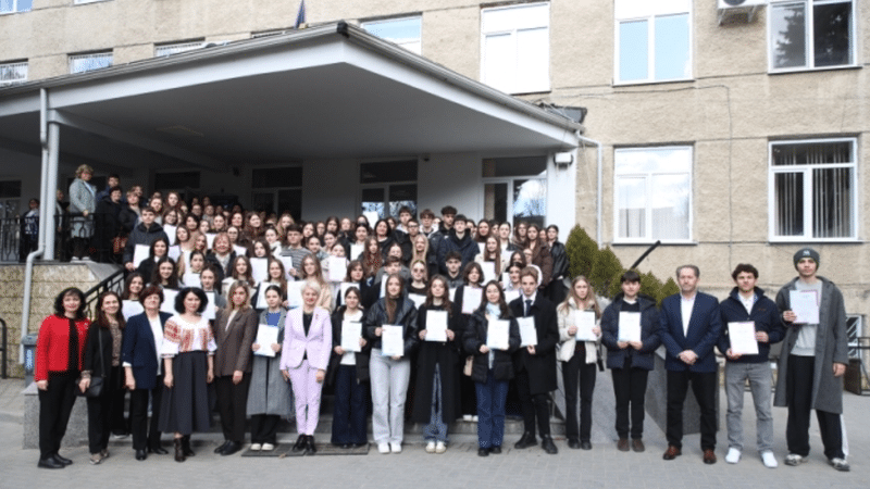 72 de elevi, premiați la Olimpiada Republicană la franceză și germană