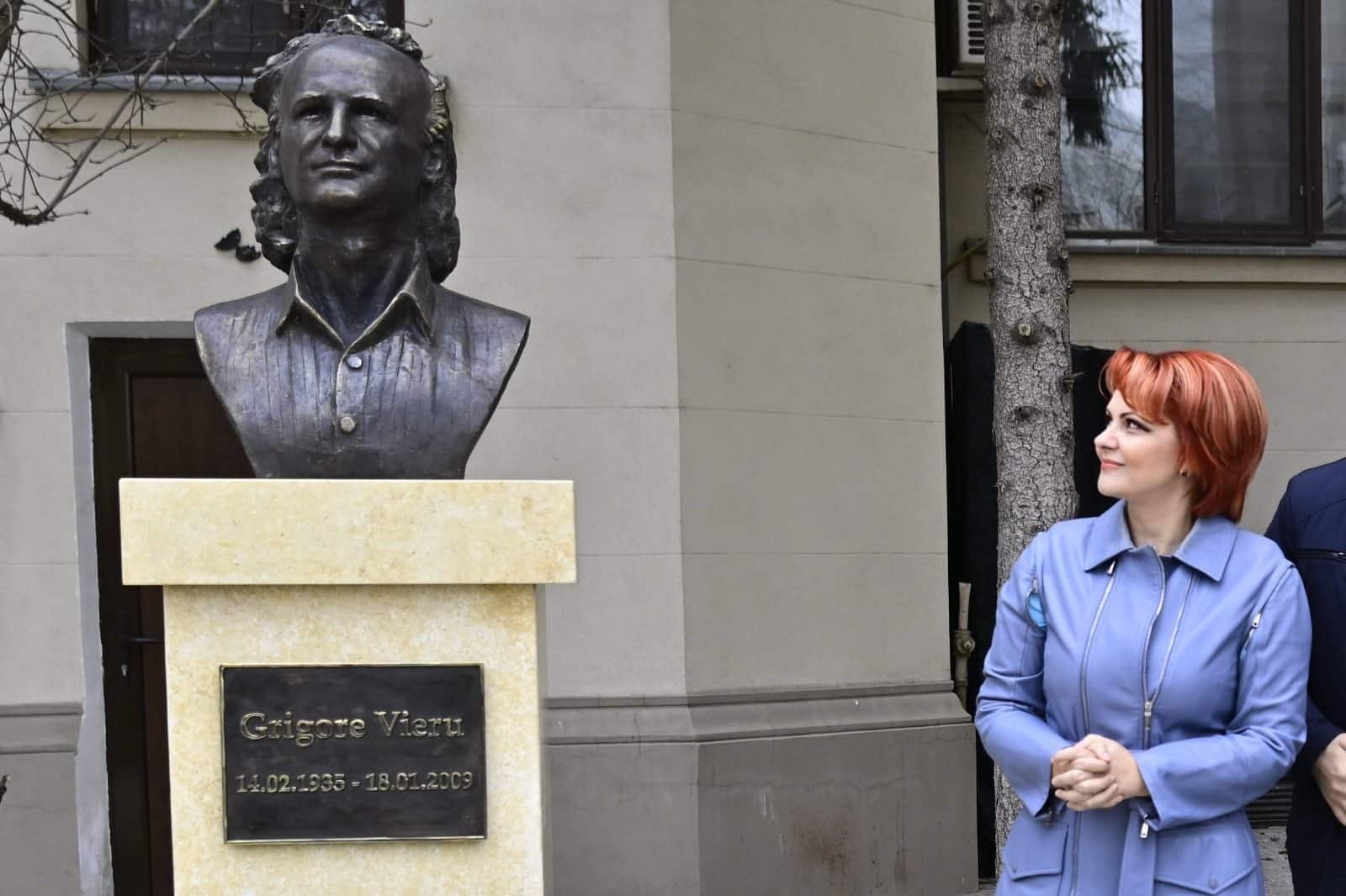 FOTO // Bustul poetului Grigore Vieru, dezvelit în curtea bibliotecii din Craiova, de Ziua Unirii Basarabiei cu România