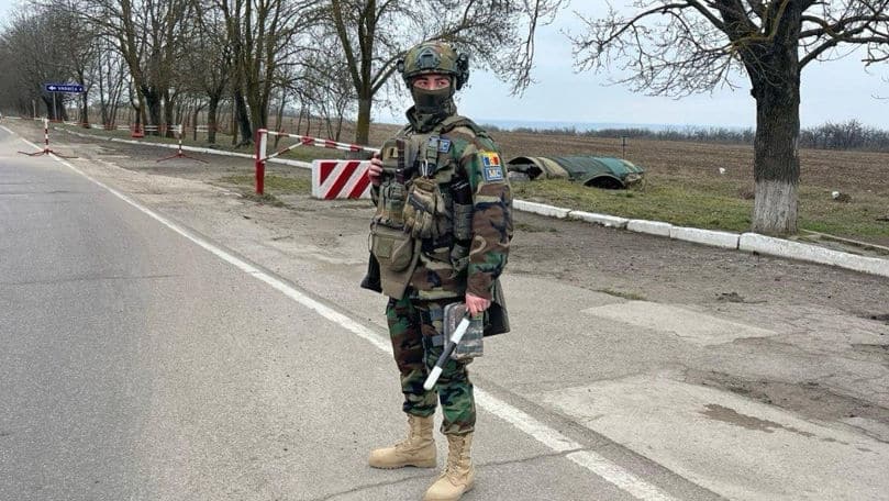 Drapelul R. Moldova, purtat la braț de militarii moldoveni din Zona de Securitate