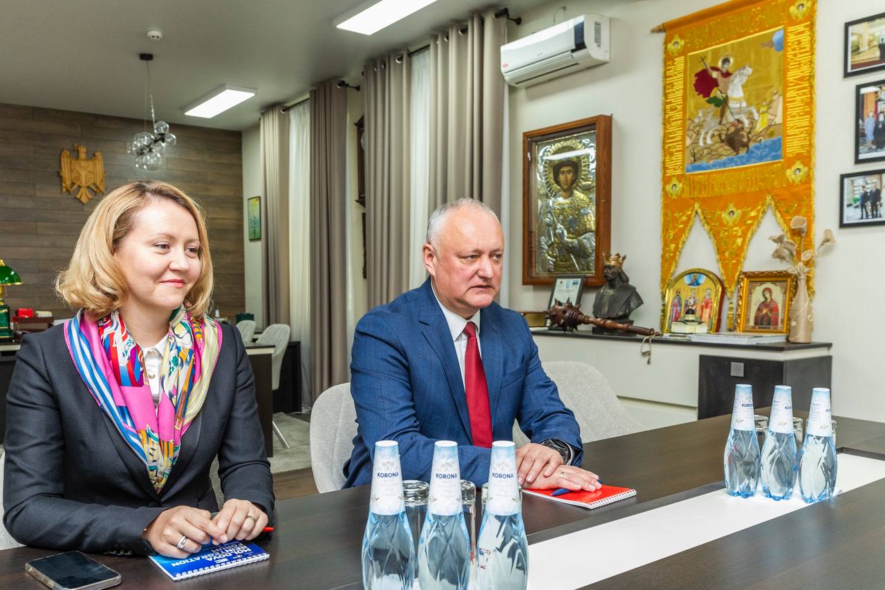 Dodon umblă disperat prin țară să nu piardă partidul. Olga Cebotari ar urma să preia conducerea PSRM