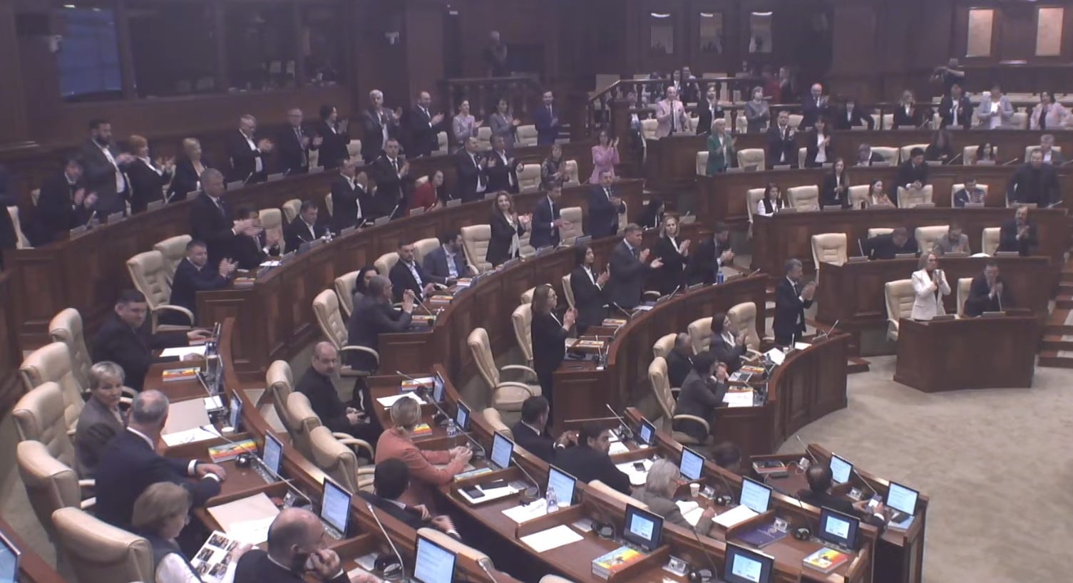 Aplauze în Parlament pentru România, la 108 ani de la actul Unirii Basarabiei