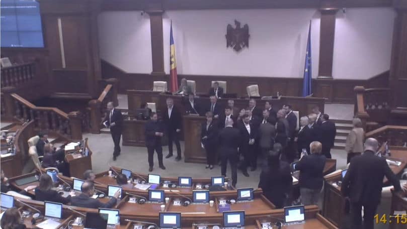 Parlamentul a numit doi membri în Comisia de Vetting. Opoziția a blocat tribuna