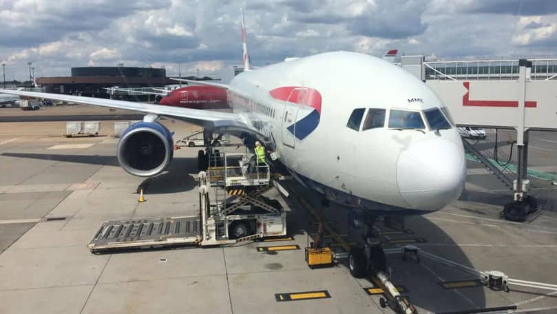 Pasagerii unui avion au zburat 13 ore cu o femeie decedată la bord