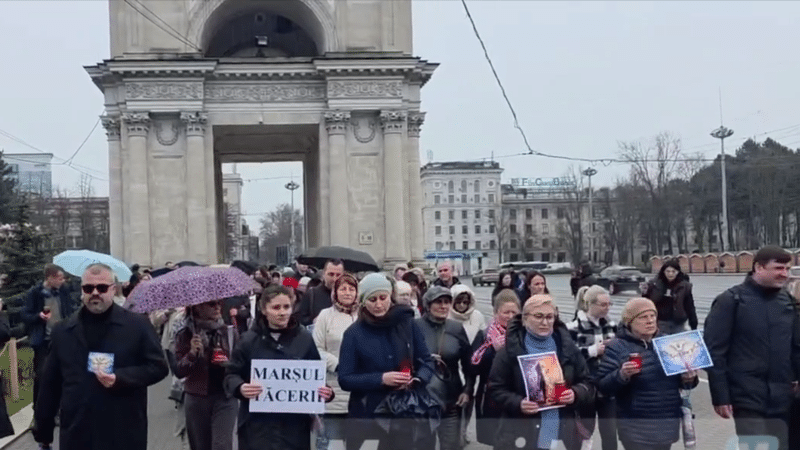 Zeci de oameni, cu lumânări în mâini, au participat la marșul în memoria Ludmilei Vartic, în centrul capitalei