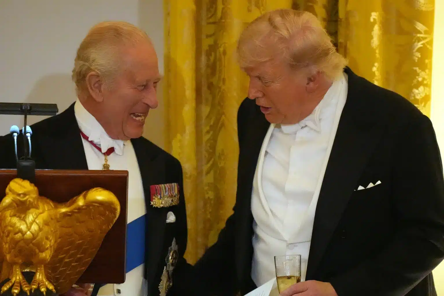 Glumele făcute de Regele Charles la cina cu Trump: „Fără noi, ați vorbi franceza” / „Am încercat să reamenajăm și noi Casa Albă în 1814”