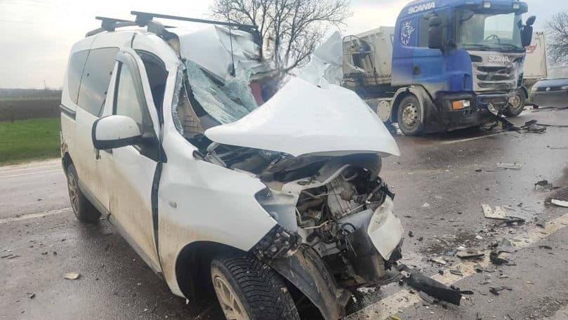 Accident la Telenești. Un bărbat a murit după ce mașina s-a ciocnit cu un autocamion