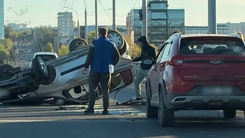 Accident violent pe un pod din Capitală. O mașină s-a răsturnat