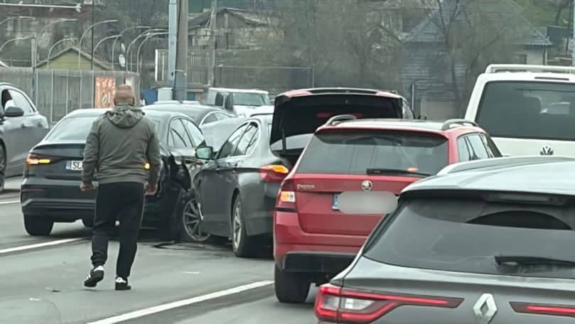 Accident violent în Chișinău: Cinci automobile, implicate. Un copil, la spital
