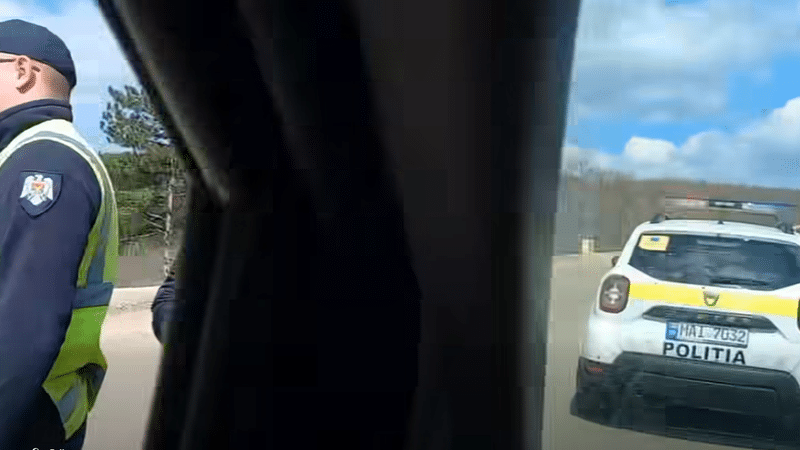 Activistul Anatol Mătăsaru, reținut în trafic: Mergem la Inspectoratul de Poliție Hîncești