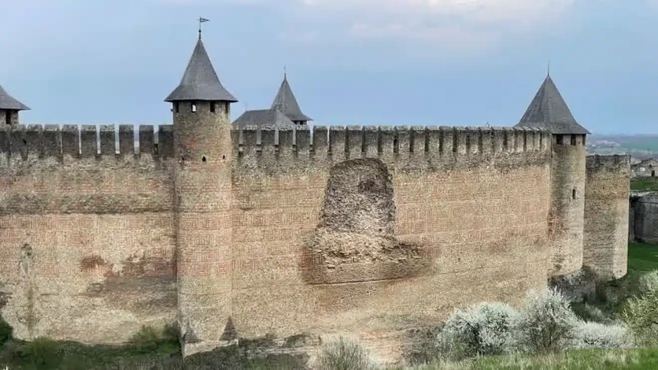 VIDEO: O parte dintr-un zid se prăbușește la Cetatea Hotin din Ucraina / Cetatea făcea parte din cele zece fortărețe medievale ale Moldovei lui Ștefan cel Mare
