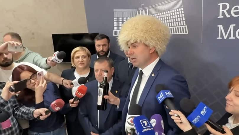 Costiuc, în papahă și cu o sticlă de vin georgian în Parlament: Mesaj pentru Grosu