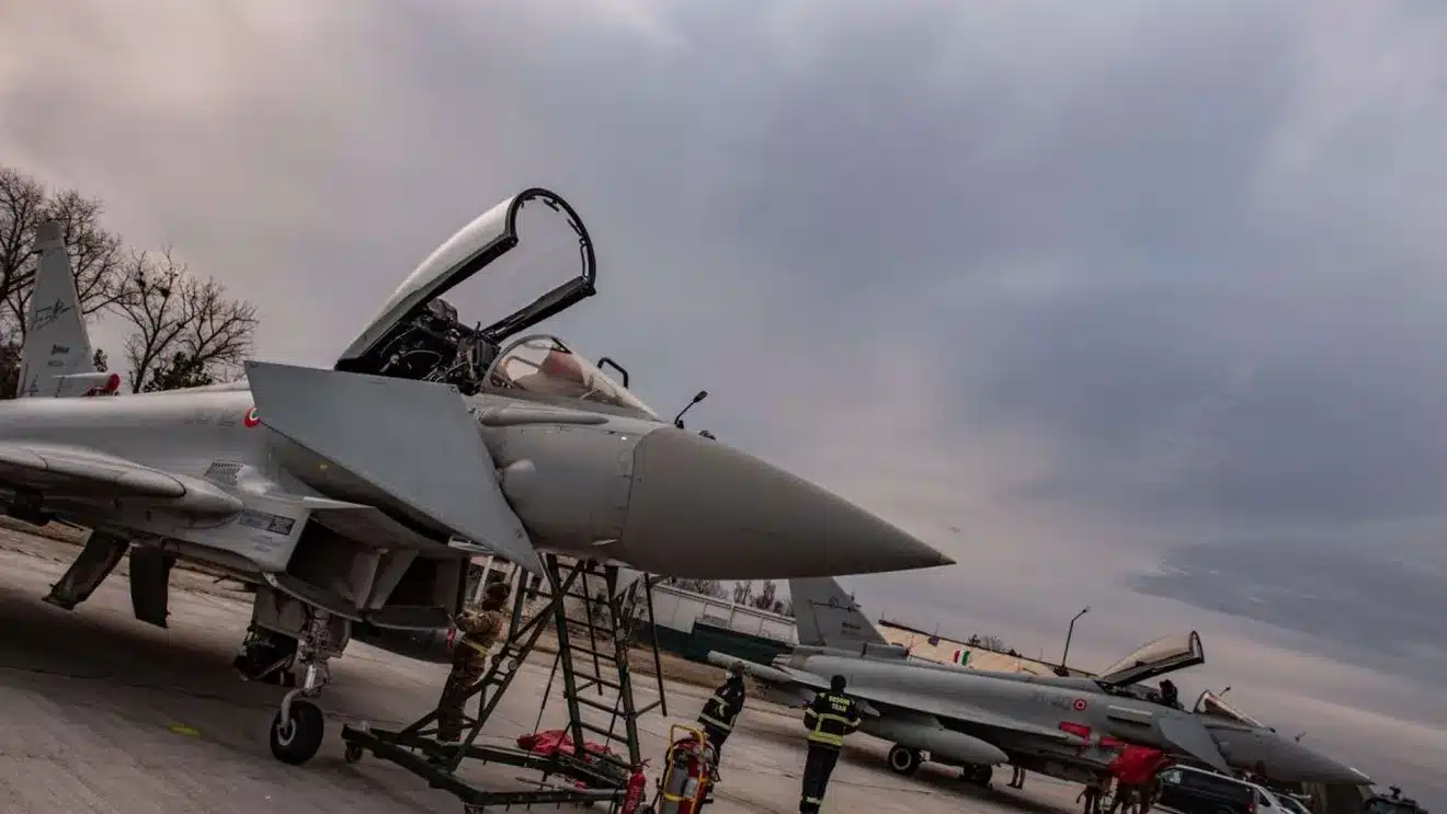 Reuters: Hackerii ruși au spart zeci de conturi de email ale Forțelor Aeriene Române