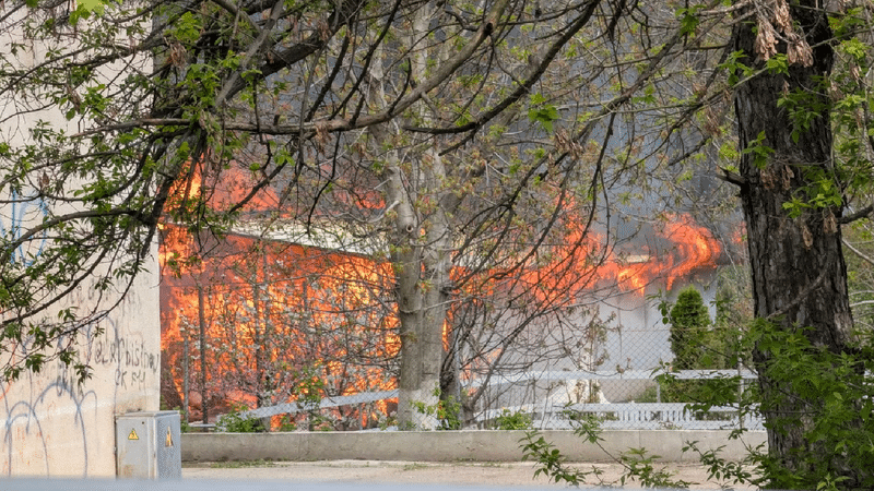 Fum dens și flăcări în Capitală: Hipodromul de pe Calea Orheiului a luat foc