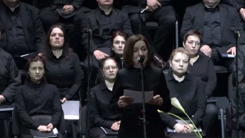 Maia Sandu, cu flori la sicriul lui Gheorghe Urschi: „Maestrul ne-a făcut cel mai prețios dar, o terapie prin râs”