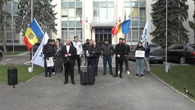 Tinerii MAN au organizat un flashmob la Guvern: „Guvernarea a petrecut pe ultimul drum Prima casă”