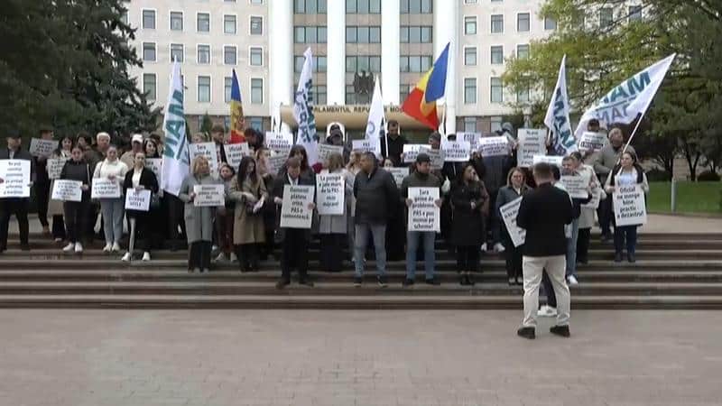MAN, flashmob la Parlament: În Moldova nu există președintă, ea vine aici în deplasare, când nu are cu cine da „țiom-țiom” la Bruxelles
