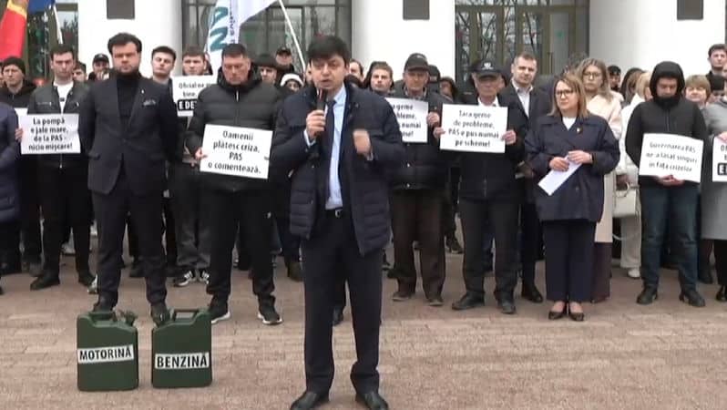 „Coridorul rușinii” la Parlament: MAN protestează împotriva scumpirii carburanților