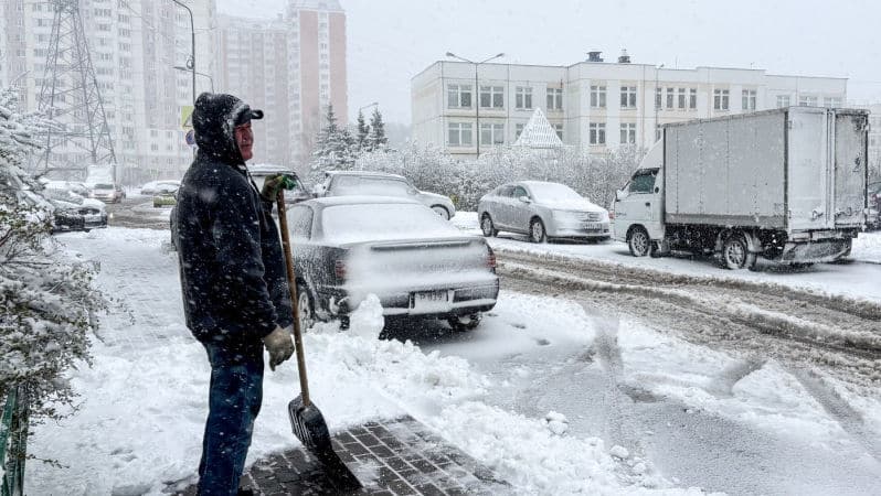 Furtună de zăpadă la Moscova în plină primăvară: Copaci smulși și zboruri anulate