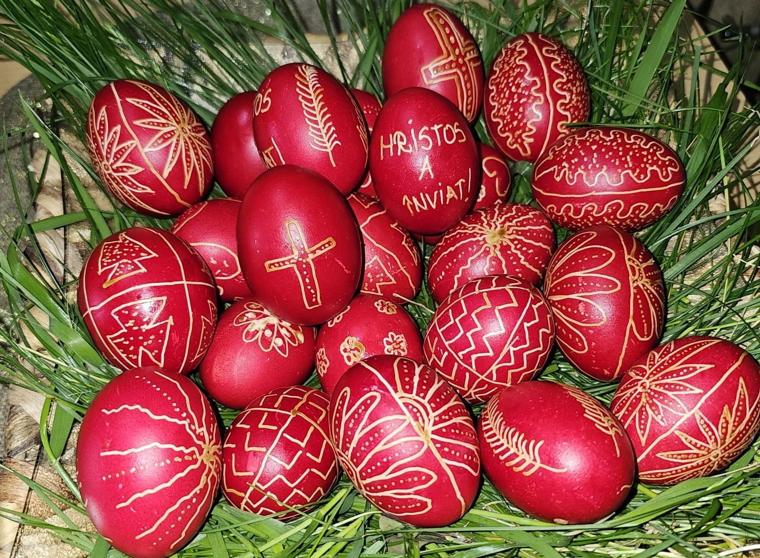 Tradiții și obiceiuri de Paște: De ce se ciocnesc ouăle roșii și ce simbolizează acest obicei vechi