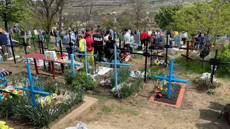 Creștinii ortodocși sărbătoresc Paştele Blajinilor: O zi în care moldovenii își pomenesc răposații