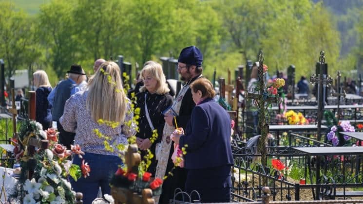 Îndemnurile unui preot de Paștele Blajinilor: Mormintele de lux nu sunt creștinești