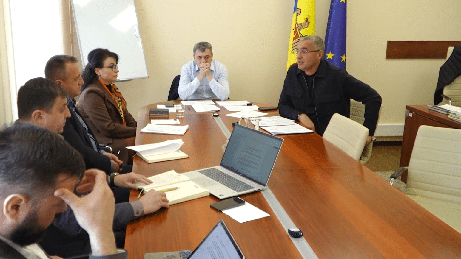 Proiectul inițiat de Renato Usatîi privind majorarea plafonului neimpozabil la colete și bagaje, susținut la Comisia securitate națională, apărare și ordine publică