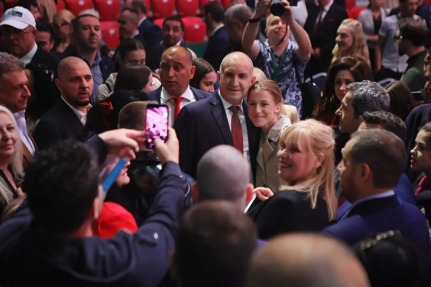 Alegeri Bulgaria: partidului fostului președinte Rumen Radev, cu simpatii pro-ruse, a câștigat detașat și poate guverna singur după trei ani de criză politică