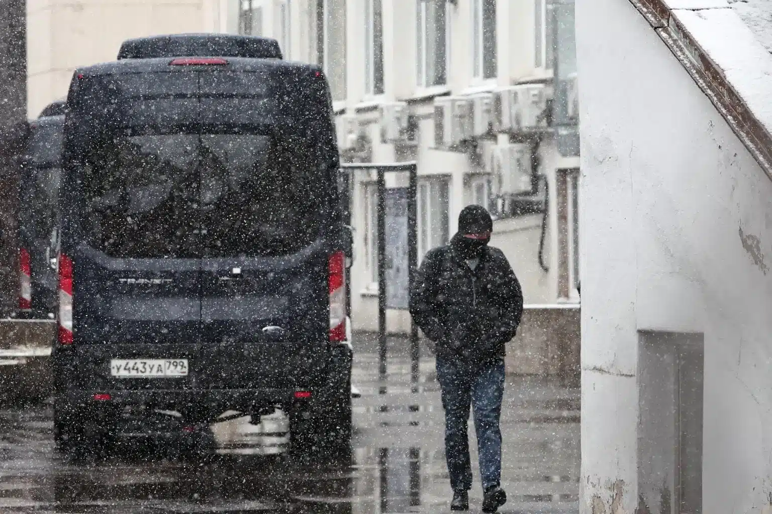 Mascații au descins la sediul publicației ruse independente Novaia Gazeta din Moscova