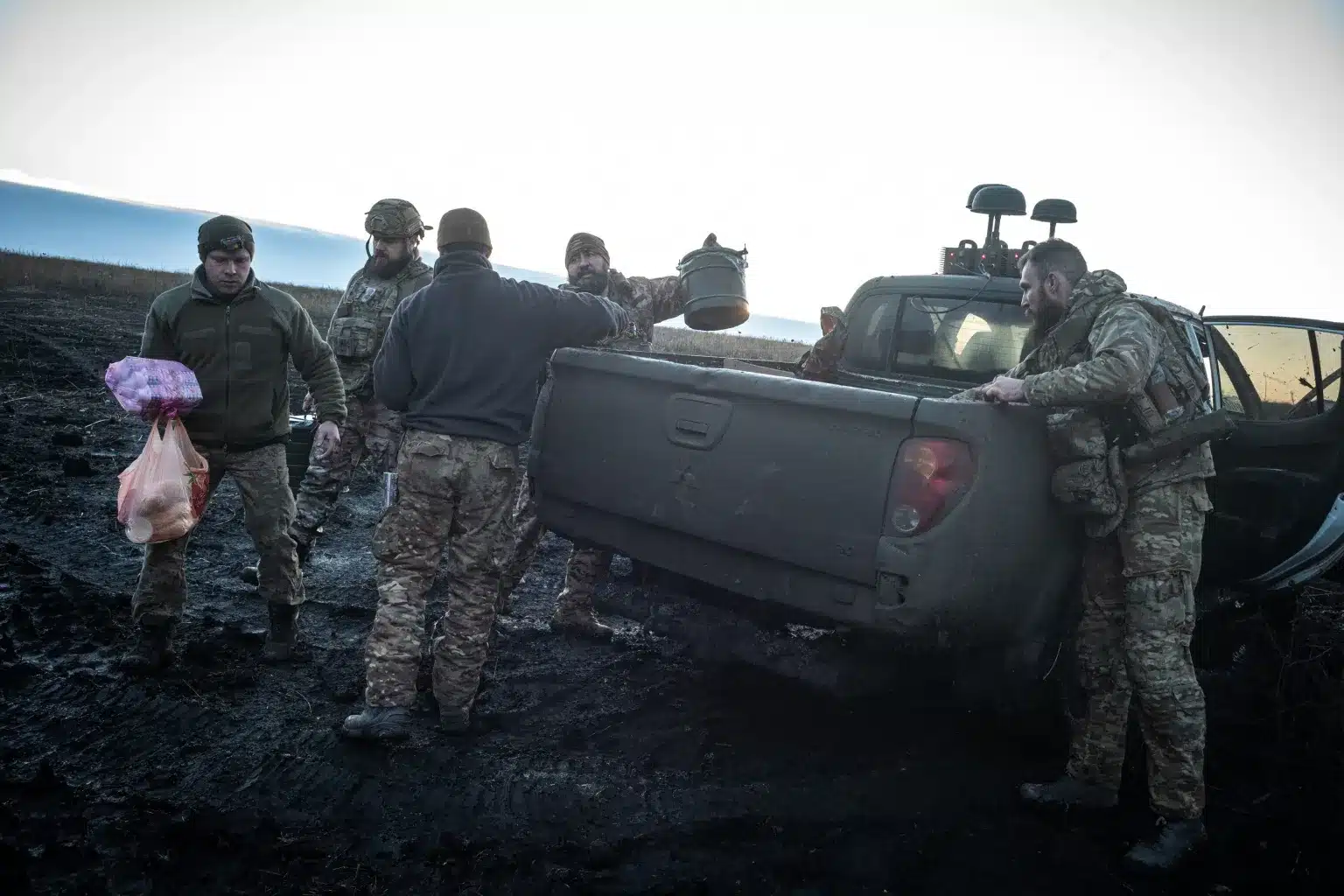 Soldaţi ucraineni lăsaţi înfometaţi pe front. „Au stat fără mâncare 17 zile și au băut apă de ploaie”. Reacția Statului Major după imaginile șocante publicate de soția unui militar