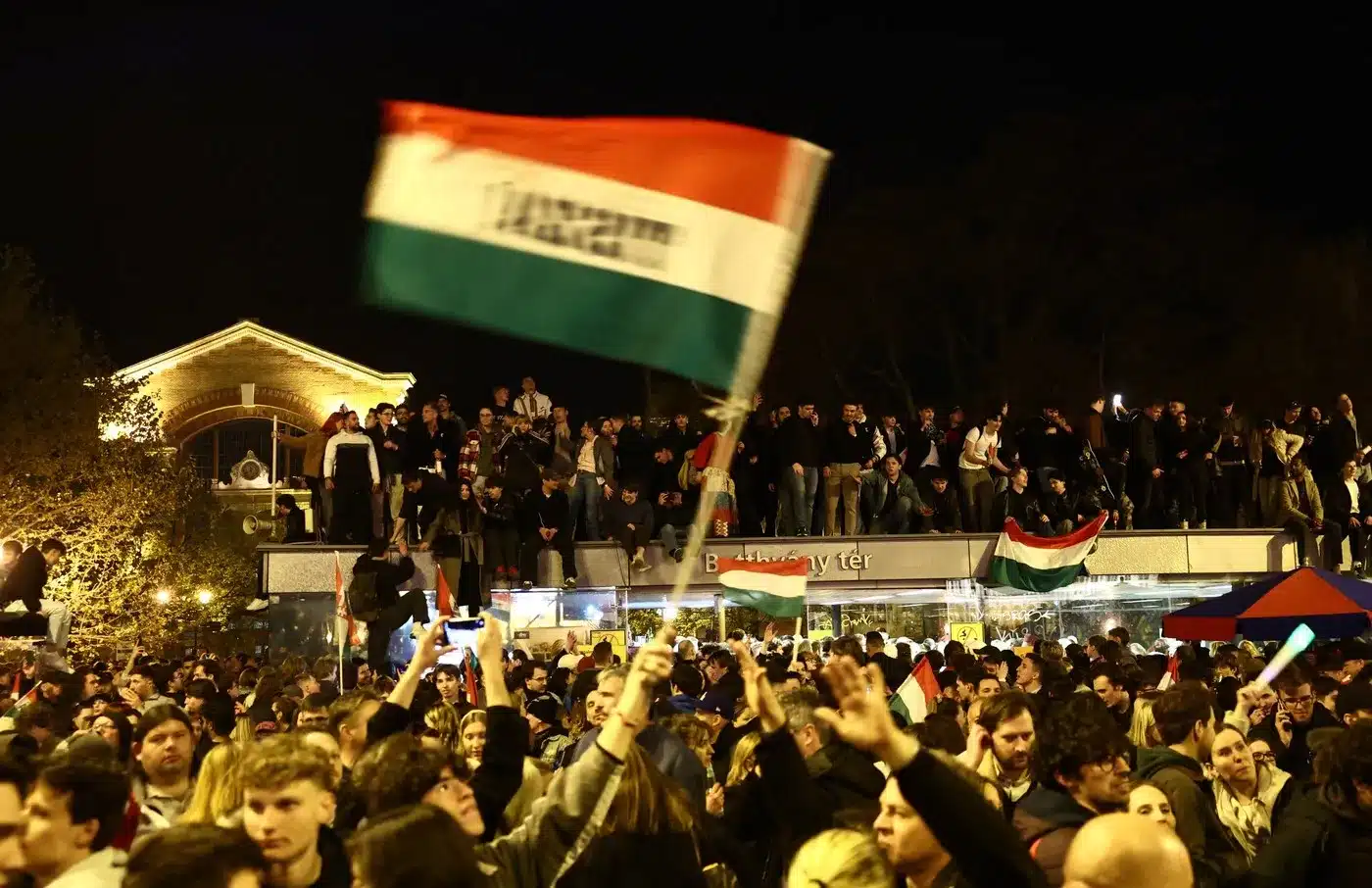 VIDEO: „S-a terminat. În sfârșit a plecat”. Înfrângerea lui Orban, sărbătorită pe străzile din Budapesta