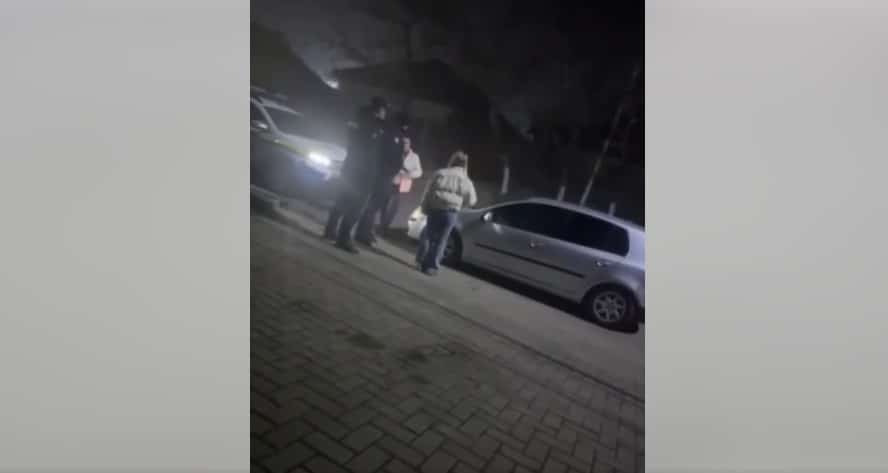 VIDEO: Șeful serviciului de patrulare din Comrat, filmat cum își agresează fosta soție