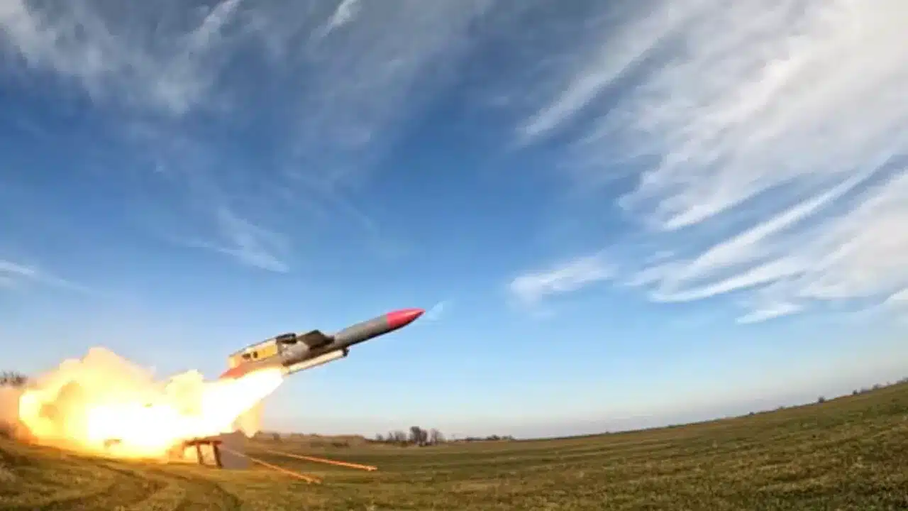 VIDEO: Kievul susține că a lovit o uzină militară din Rusia, la peste 1.500 km, cu rachete „Flamingo”. Presa rusă anunță două decese și zeci de răniți