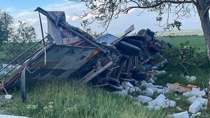 Accident tragic în Taraclia: Doi români au decedat după ce un camion s-a răsturnat