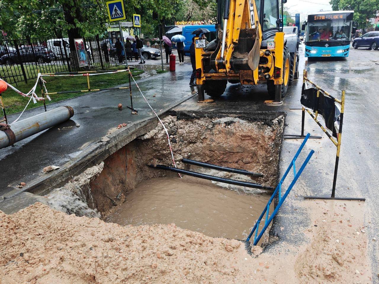 Avarie la o conductă termică din cartierul Telecentru al Capitalei a provocat scurgeri de apă pe strada Ion Inculeț