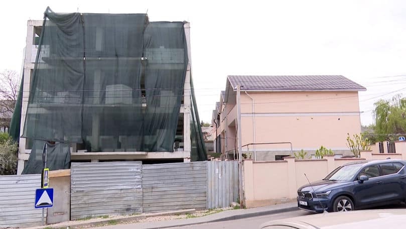 Un bloc ilegal cu patru etaje, construit printre case la Stăuceni: Vecinii, nemulțumiți