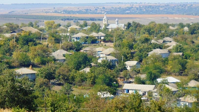 Moldova, țara caselor vechi de la sate. Peste 80%, acoperite cu azbest