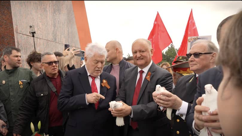 Trădătorii de patrie… Voronin a fredonat „Deni Pobedî”, dar a refuzat porumbelul oferit de Dodon