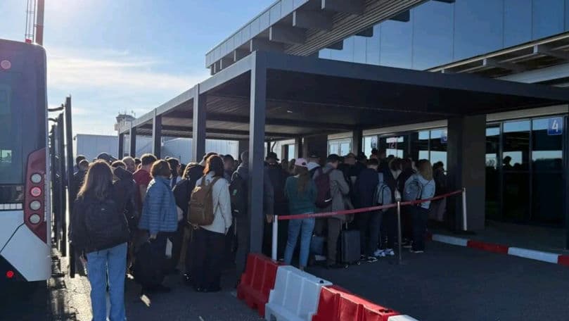 Haos la Aeroportul Chișinău: Cozile la controlul pașapoartelor încep de afară