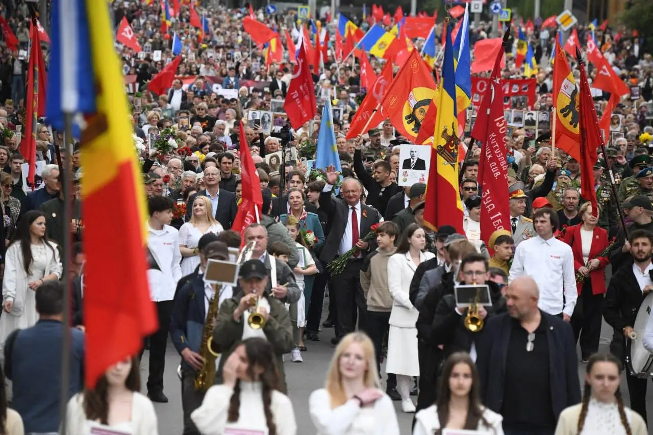 Marș pro-rus la Chișinău de Ziua Victoriei. Participanții au afișat un simbol interzis prin lege