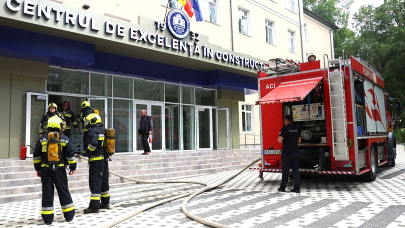 Incendiu la Centrul de excelență în construcții: Șase echipe IGSU au intervenit