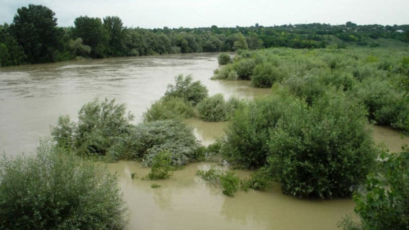 Hidrologii avertizează asupra riscului de inundații locale în urma ploilor puternice