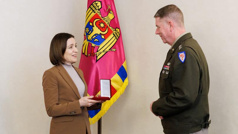 Maia Sandu a decorat un general din SUA cu Ordinul de Onoare