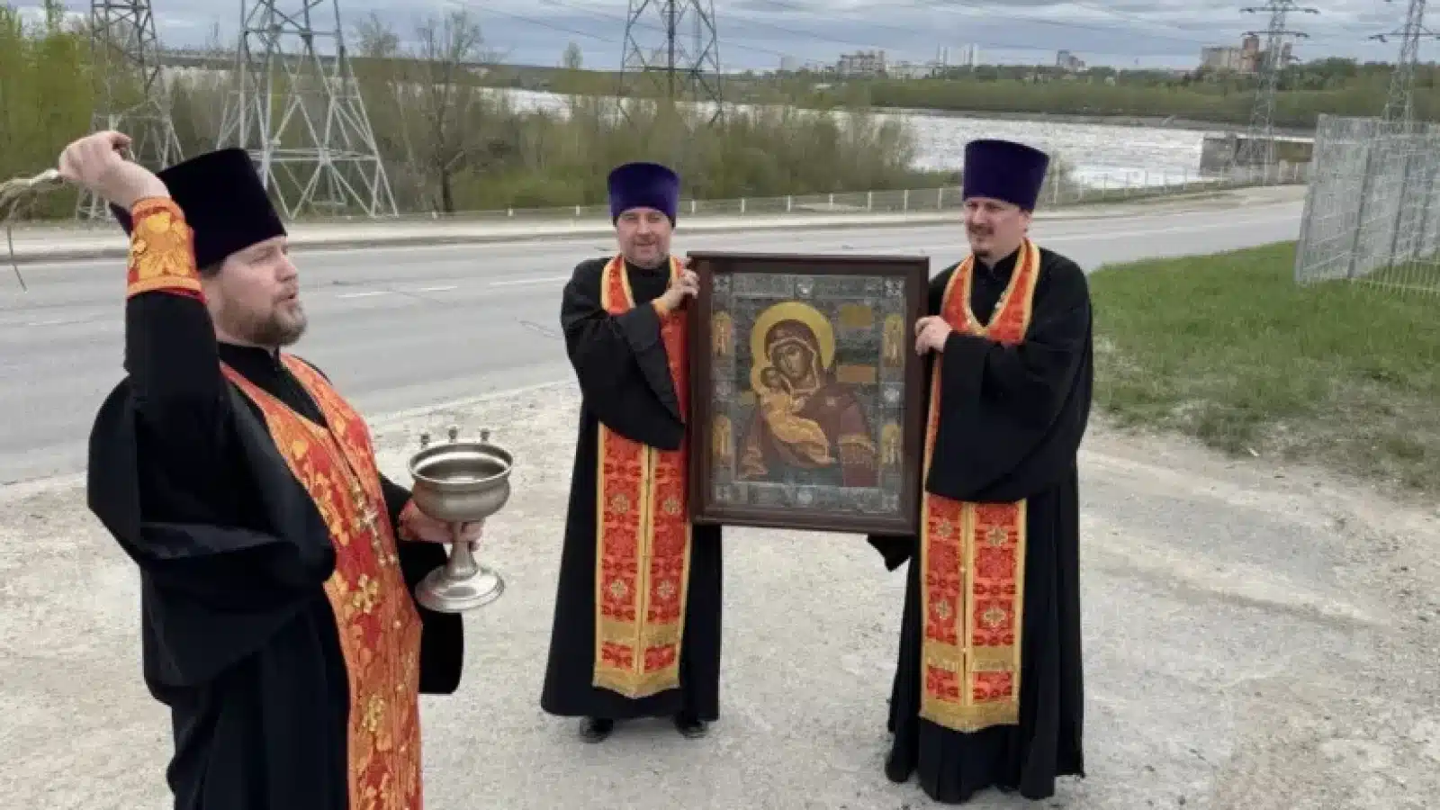 Rusia scoate icoanele pe străzi ca să oprească dronele ucrainene după atacurile asupra orașului Perm